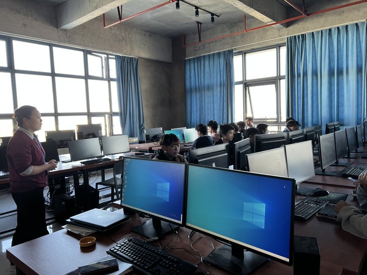 姚盈开班会.jpg 姚盈开班会.jpg