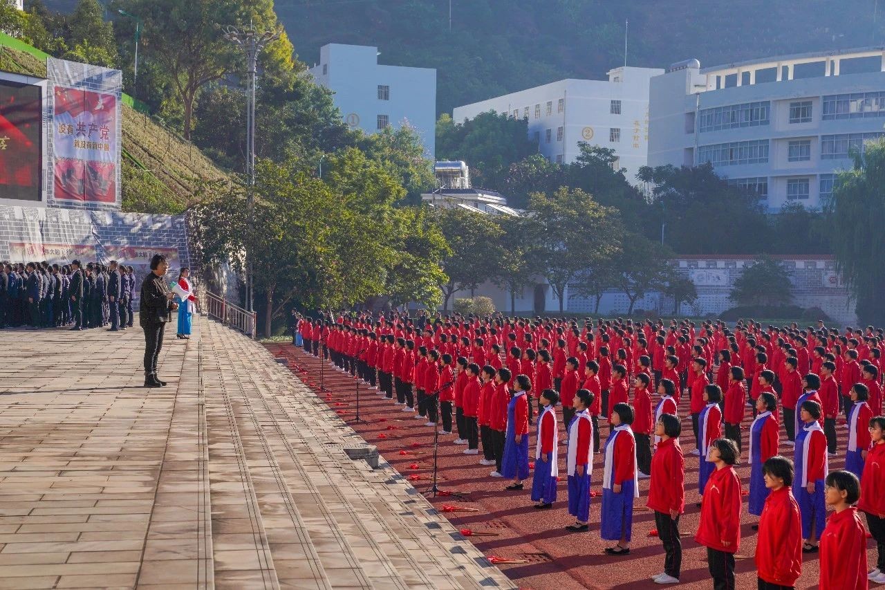 零距离感受榜样力量!云经管党员师生代表赴华坪女高开展党性教育活动 第 5 张 零距离感受榜样力量!云经管党员师生代表赴华坪女高开展党性教育活动 第 5 张