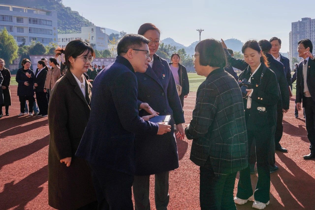 零距离感受榜样力量!云经管党员师生代表赴华坪女高开展党性教育活动 第 12 张 零距离感受榜样力量!云经管党员师生代表赴华坪女高开展党性教育活动 第 12 张