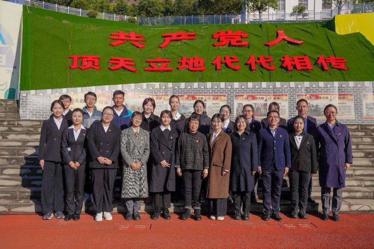 零距离感受榜样力量!云经管党员师生代表赴华坪女高开展党性教育活动 第 11 张 零距离感受榜样力量!云经管党员师生代表赴华坪女高开展党性教育活动 第 11 张