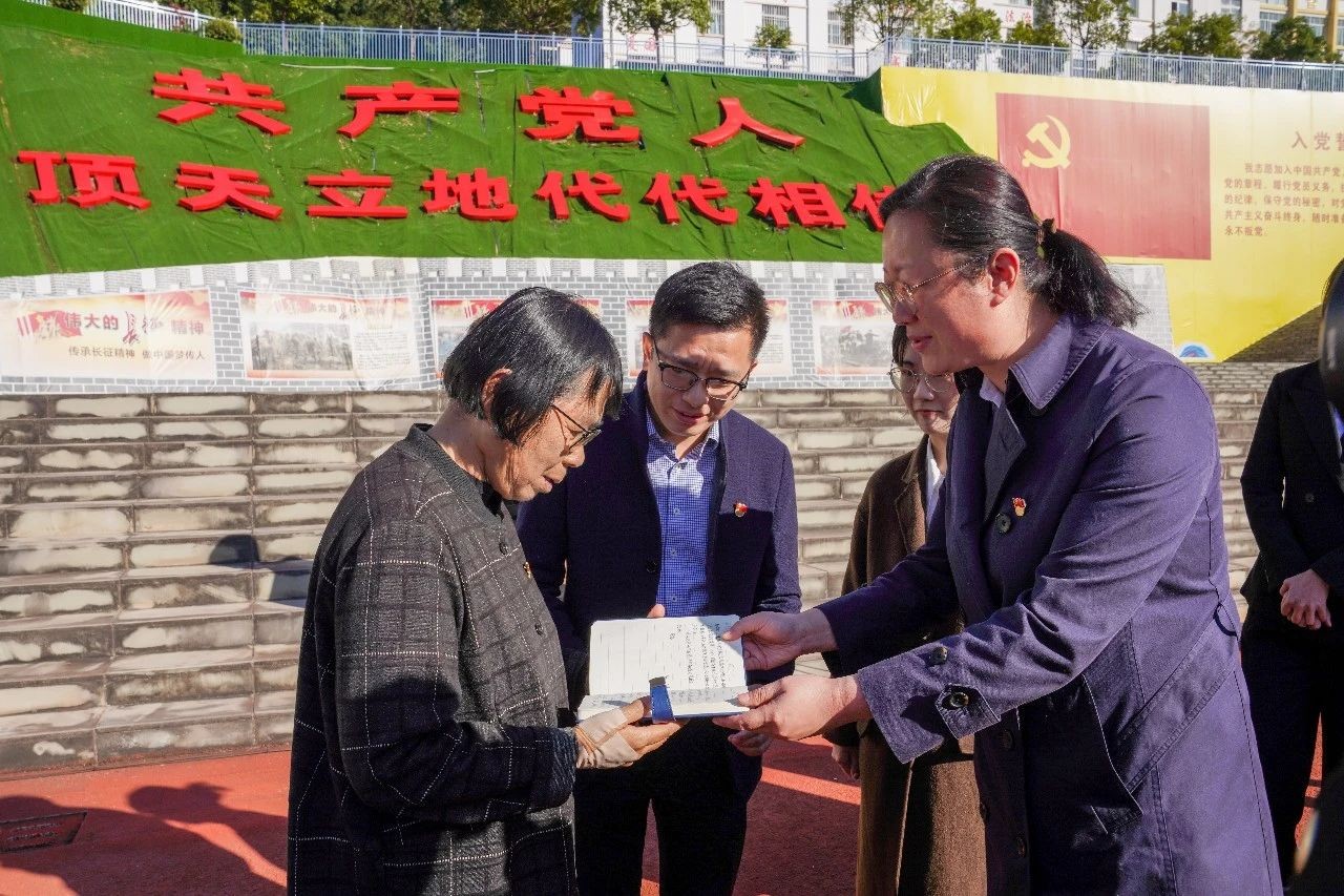 零距离感受榜样力量!云经管党员师生代表赴华坪女高开展党性教育活动 第 1 张 零距离感受榜样力量!云经管党员师生代表赴华坪女高开展党性教育活动 第 1 张