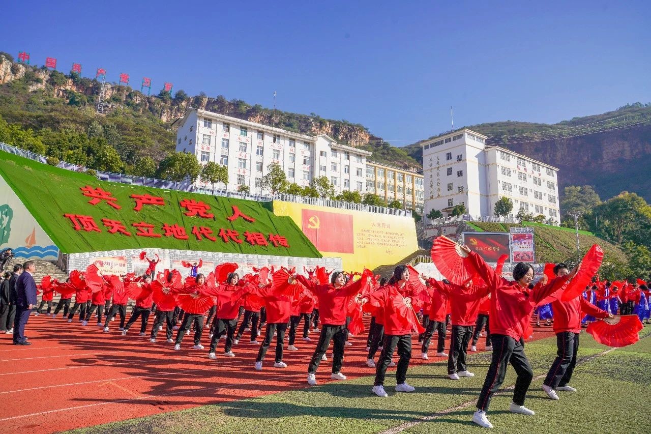 零距离感受榜样力量!云经管党员师生代表赴华坪女高开展党性教育活动 第 8 张 零距离感受榜样力量!云经管党员师生代表赴华坪女高开展党性教育活动 第 8 张