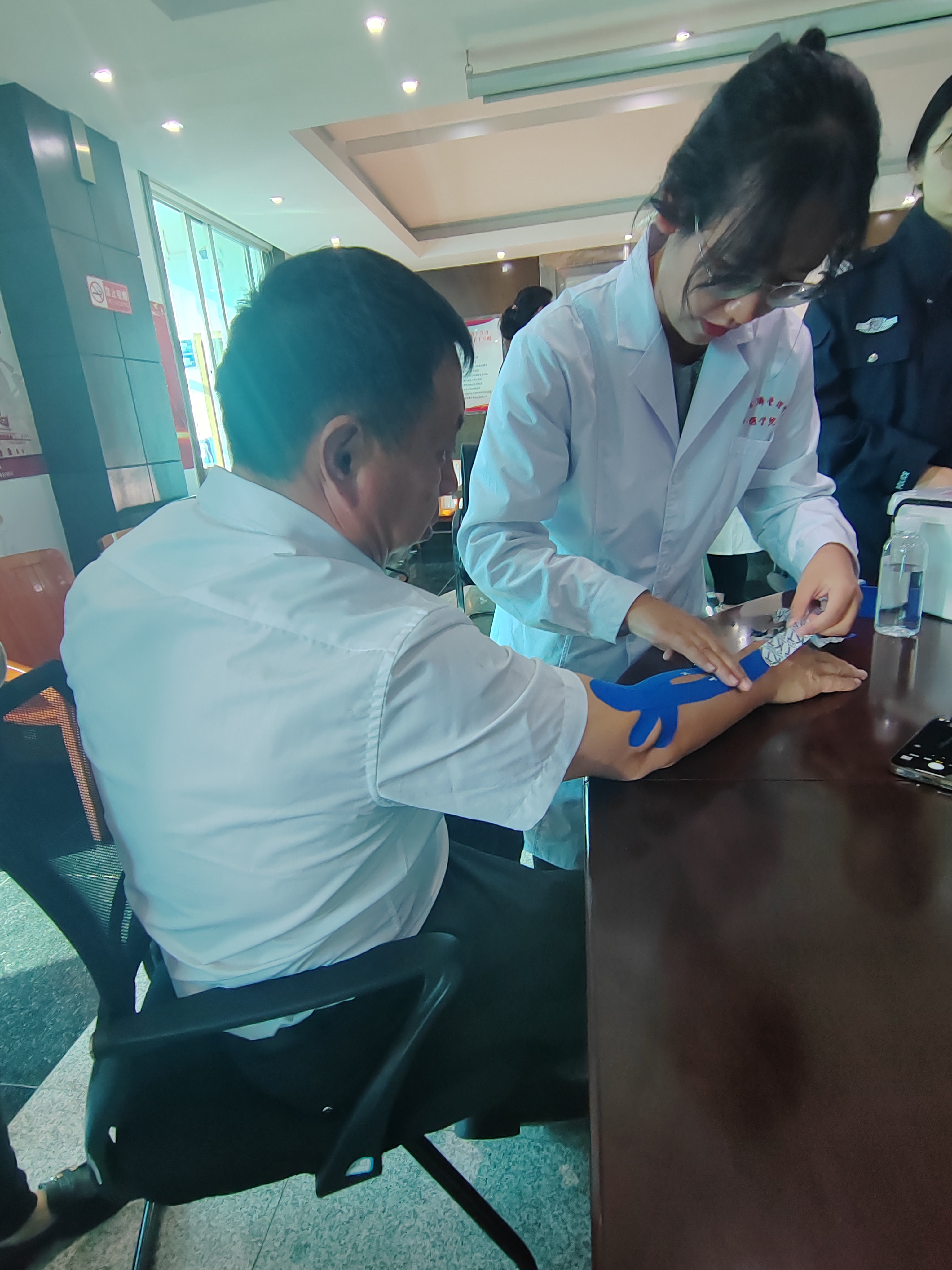 我为群众办实事/beat365正版唯一官网必一医学院康复系党支部开展“共联共建促发展,义诊服务送温暖”活动 第 4 张 我为群众办实事/beat365正版唯一官网必一医学院康复系党支部开展“共联共建促发展,义诊服务送温暖”活动 第 4 张