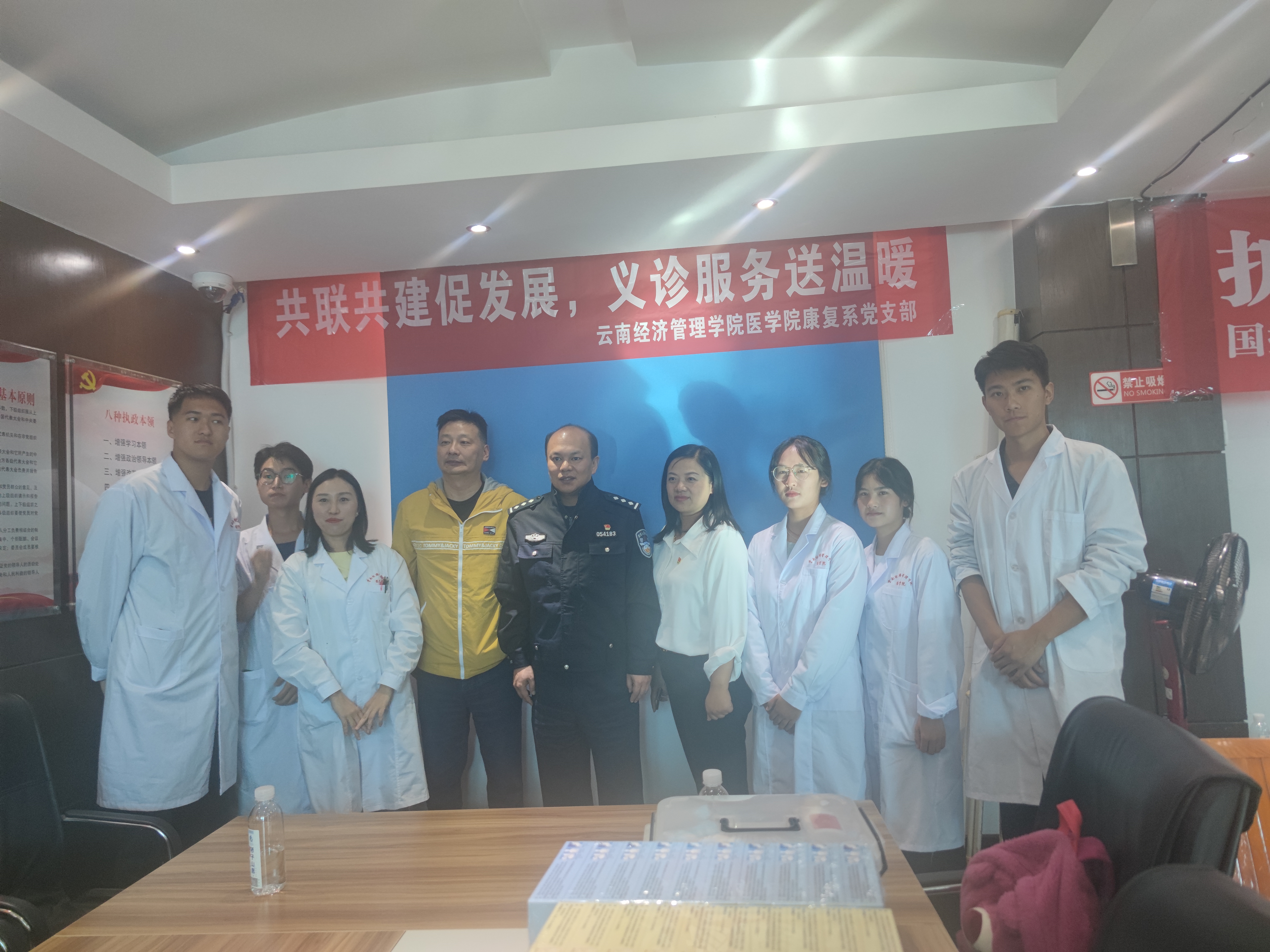 我为群众办实事/beat365正版唯一官网必一医学院康复系党支部开展“共联共建促发展,义诊服务送温暖”活动 第 5 张 我为群众办实事/beat365正版唯一官网必一医学院康复系党支部开展“共联共建促发展,义诊服务送温暖”活动 第 5 张