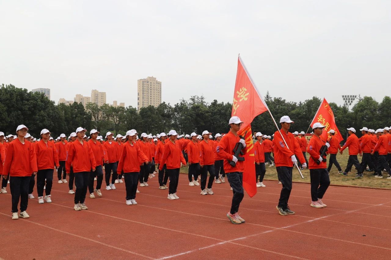鲜衣怒马少年时 厉兵秣马点兵日——beat365正版唯一官网必一医学院军训结业典礼 第 4 张
