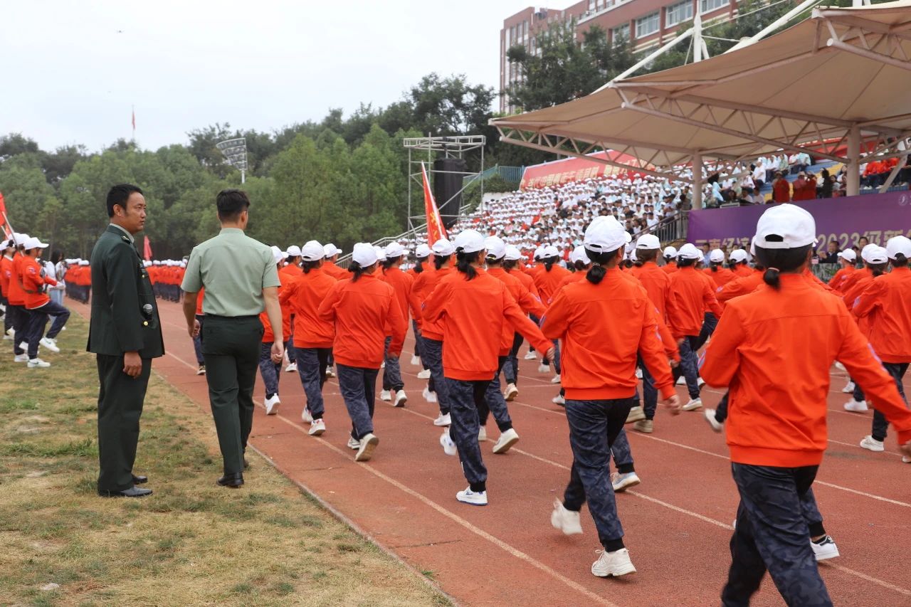 鲜衣怒马少年时 厉兵秣马点兵日——beat365正版唯一官网必一医学院军训结业典礼 第 5 张