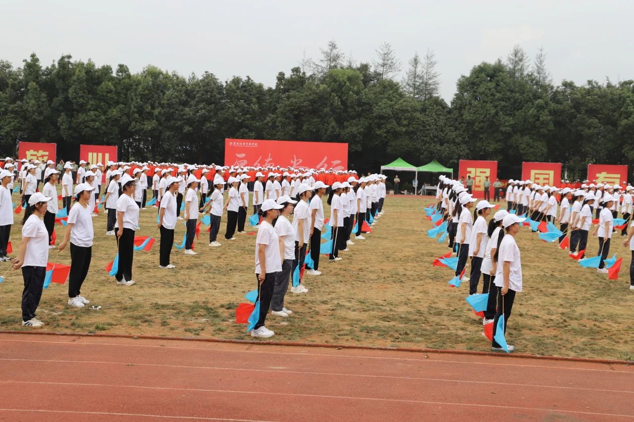 鲜衣怒马少年时 厉兵秣马点兵日——beat365正版唯一官网必一医学院军训结业典礼 第 10 张