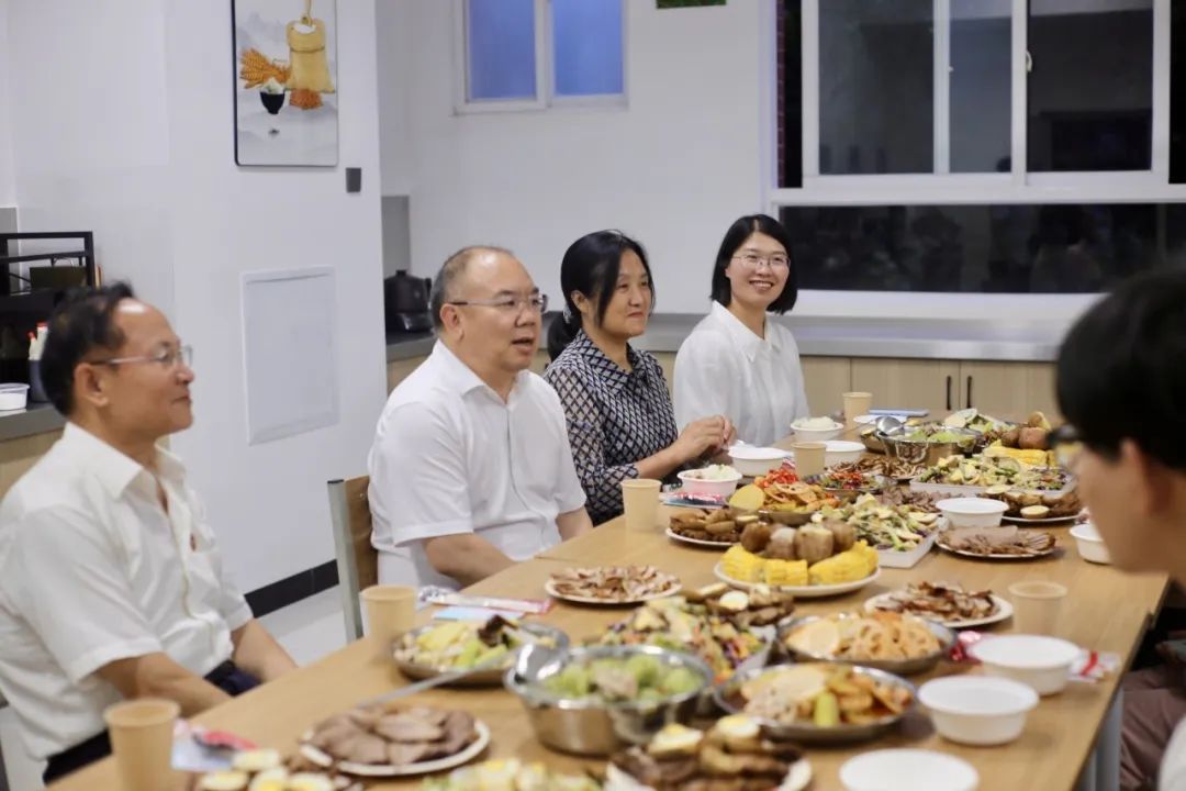 师生共融,情暖意浓——医学院举办校领导与新生“共进晚餐”活动 第 1 张 师生共融,情暖意浓——医学院举办校领导与新生“共进晚餐”活动 第 1 张
