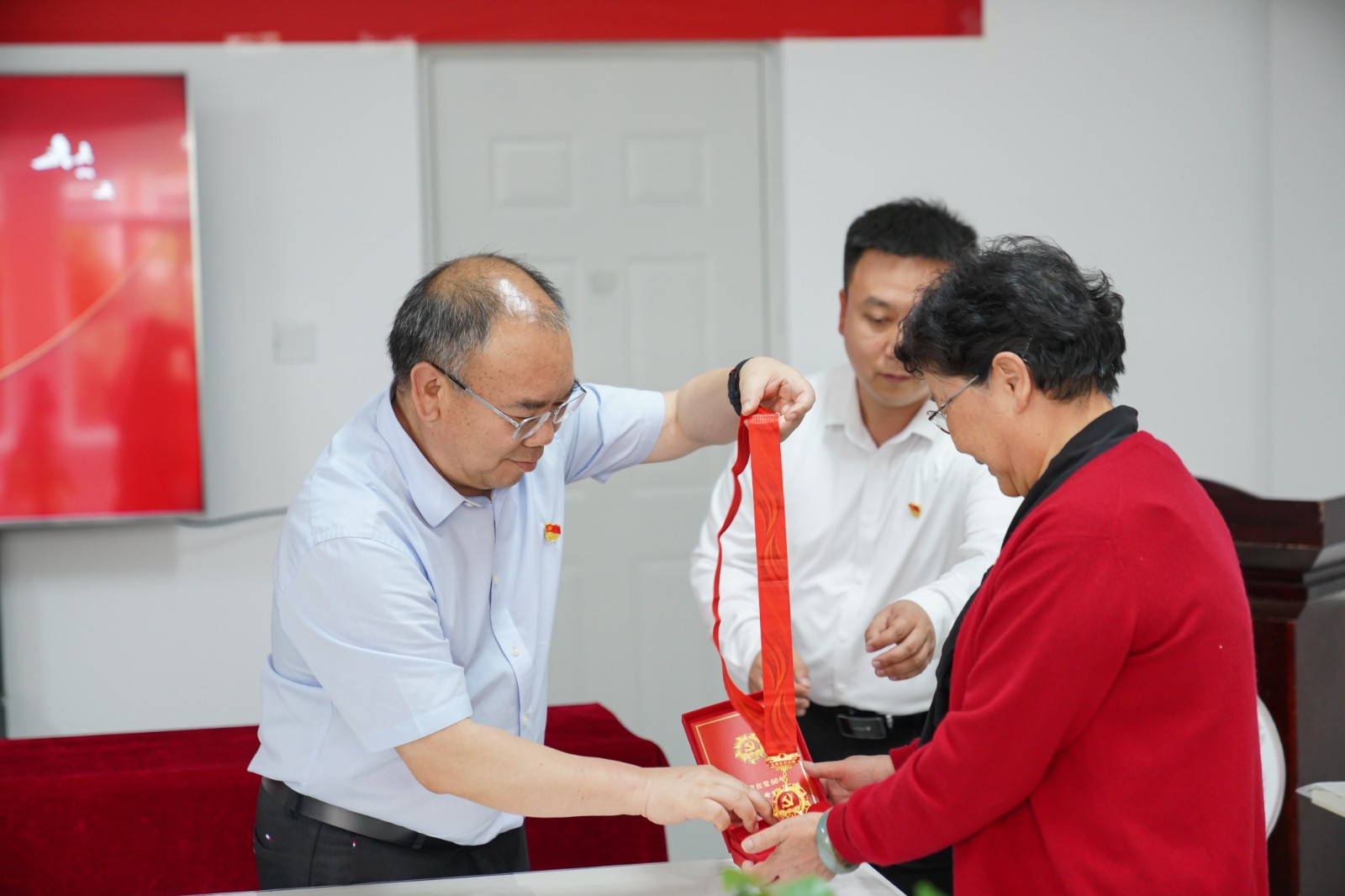 【庆七一】学校向李琴书同志颁发“光荣在党50年”纪念章 第 3 张 【庆七一】学校向李琴书同志颁发“光荣在党50年”纪念章 第 3 张