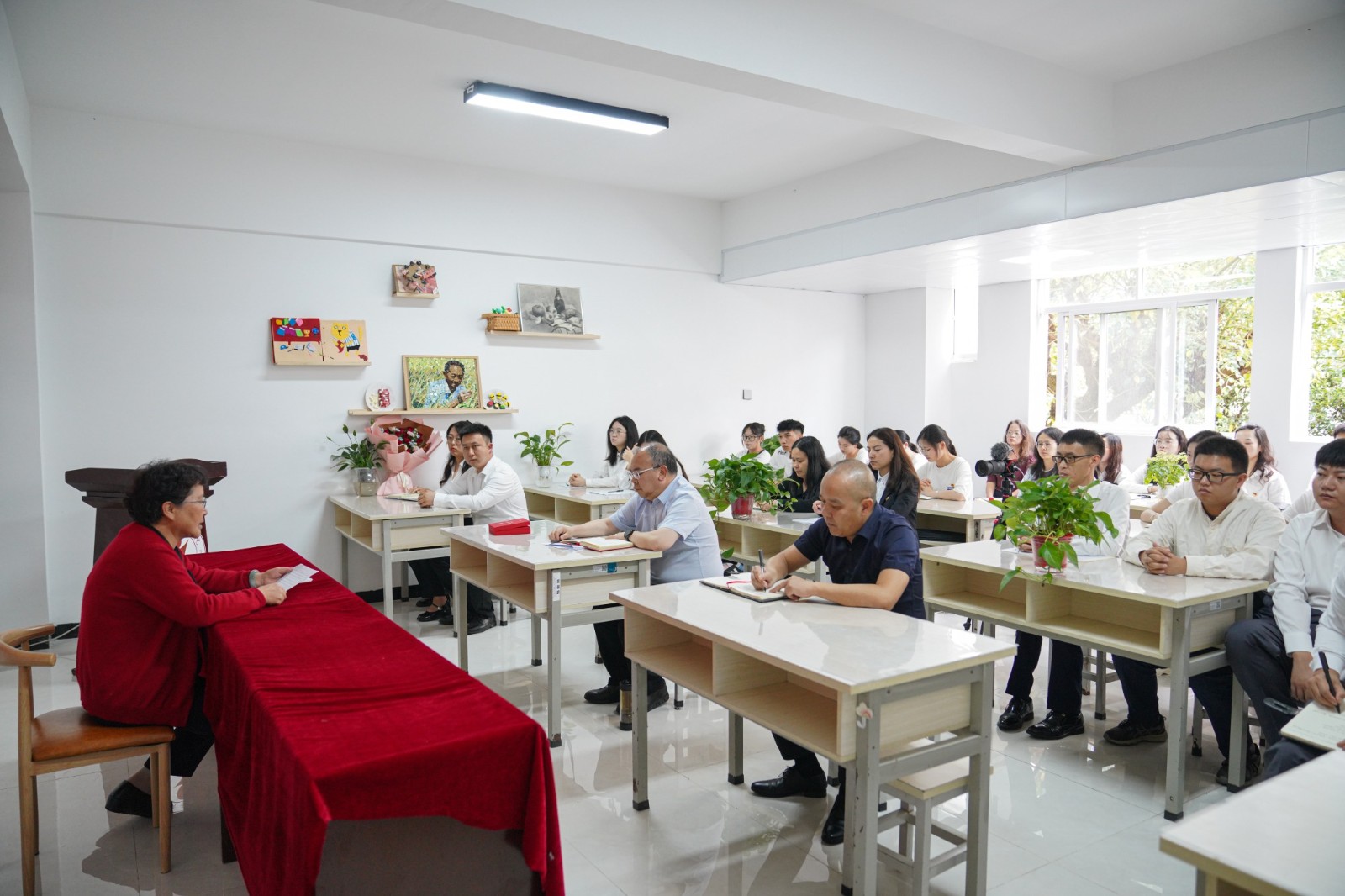【庆七一】学校向李琴书同志颁发“光荣在党50年”纪念章 第 6 张 【庆七一】学校向李琴书同志颁发“光荣在党50年”纪念章 第 6 张