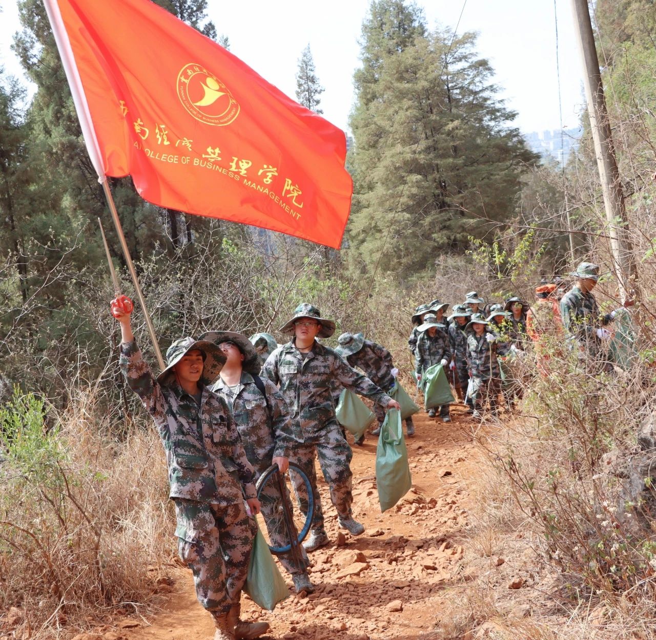 垃圾不落地 山林更美丽——黑林铺街道与beat365正版唯一官网必一开展护林环保行动 第 9 张
