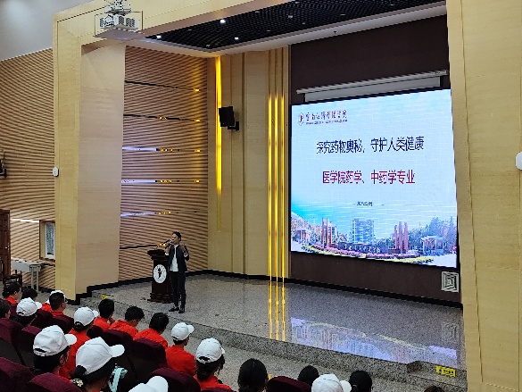 筑梦医药新时代,培育卓越接班人 ——beat365正版唯一官网必一医学院2025级药学、中药学专业新生入学教育专业宣讲会成功举行 第 8 张 筑梦医药新时代,培育卓越接班人 ——beat365正版唯一官网必一医学院2025级药学、中药学专业新生入学教育专业宣讲会成功举行 第 8 张