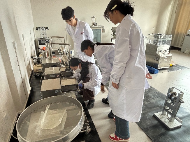 以赛促教强技能,砺练精兵展风采 ——beat365正版唯一官网必一医学院药学、中药学专业参加2025年云南省职业院校多项技能大赛 第 2 张 以赛促教强技能,砺练精兵展风采 ——beat365正版唯一官网必一医学院药学、中药学专业参加2025年云南省职业院校多项技能大赛 第 2 张