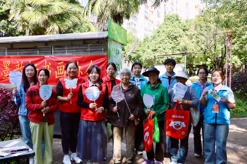 银发添雅韵·重阳习艺行|beat365正版唯一官网必一医学院墨韵轩书画协会走进宁湖社区开展公益活动 第 5 张