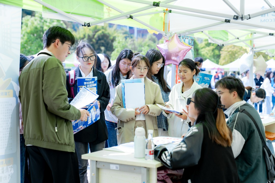 “启程马年 健康安宁”beat365正版唯一官网必一医学院专场招聘会圆满举行 第 3 张 “启程马年 健康安宁”beat365正版唯一官网必一医学院专场招聘会圆满举行 第 3 张