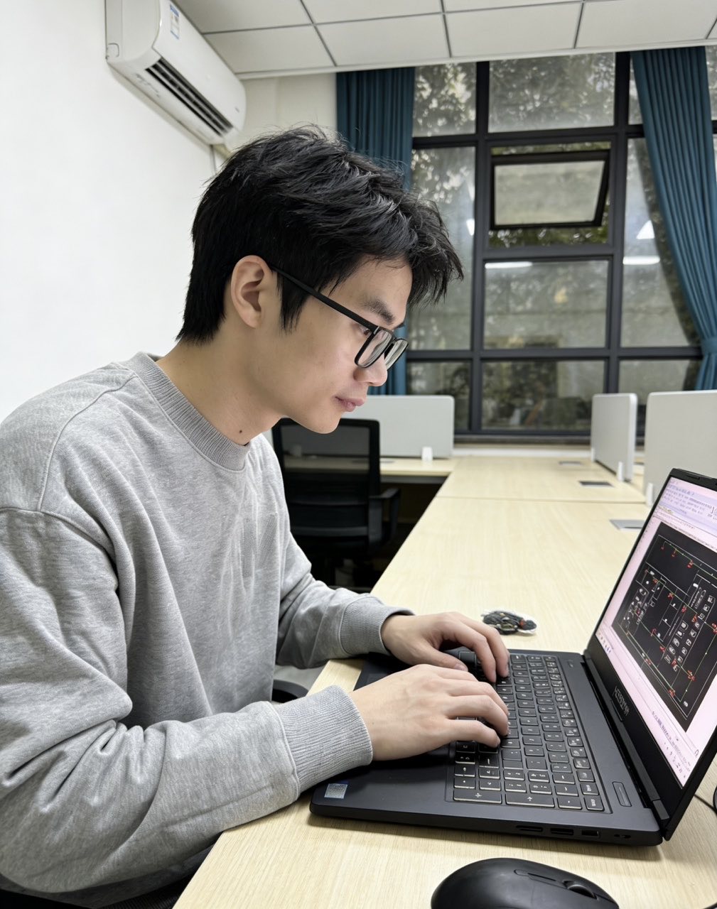 工作照片.jpg 工作照片.jpg