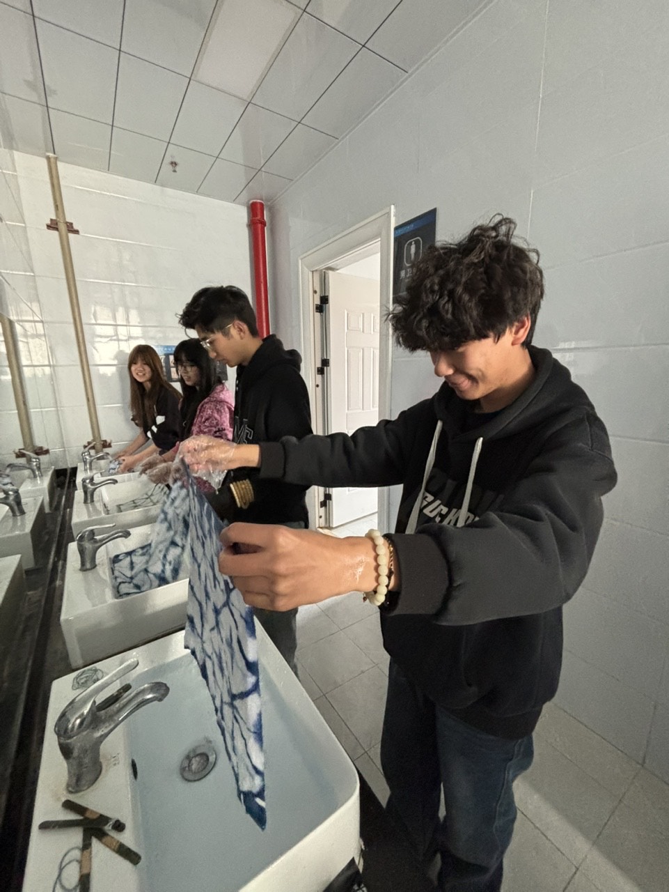 指尖染芳华 匠心传非遗——工艺美术染织扎染课程顺利开课 第 2 张