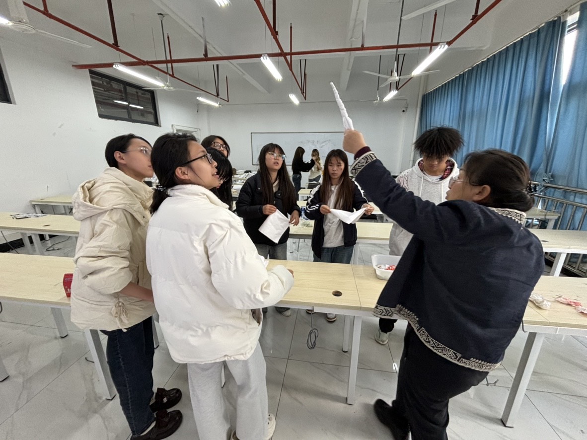 指尖染芳华 匠心传非遗——工艺美术染织扎染课程顺利开课 第 3 张